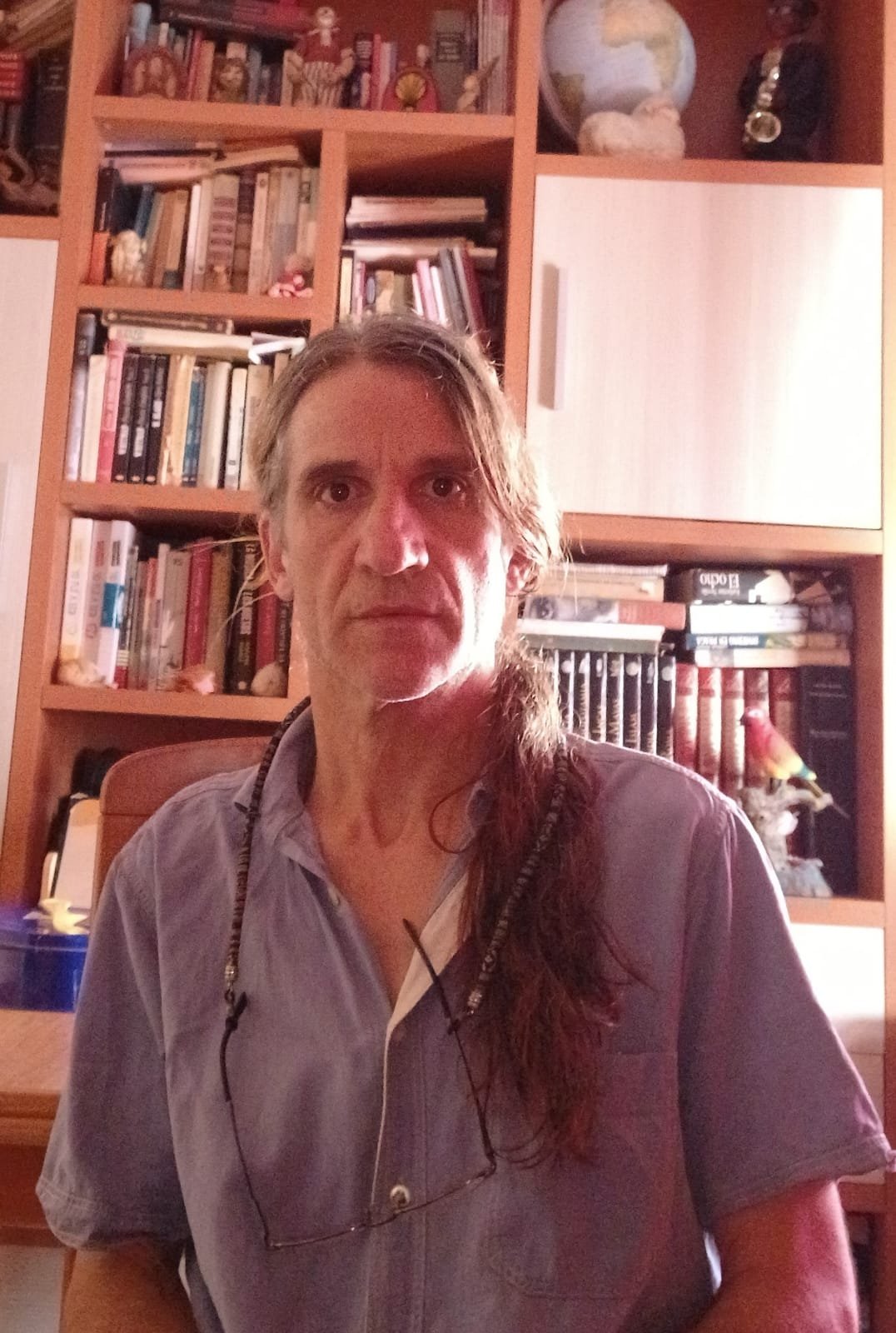 David García Lamela en su biblioteca – De entre sonidos, de David García Lamela
