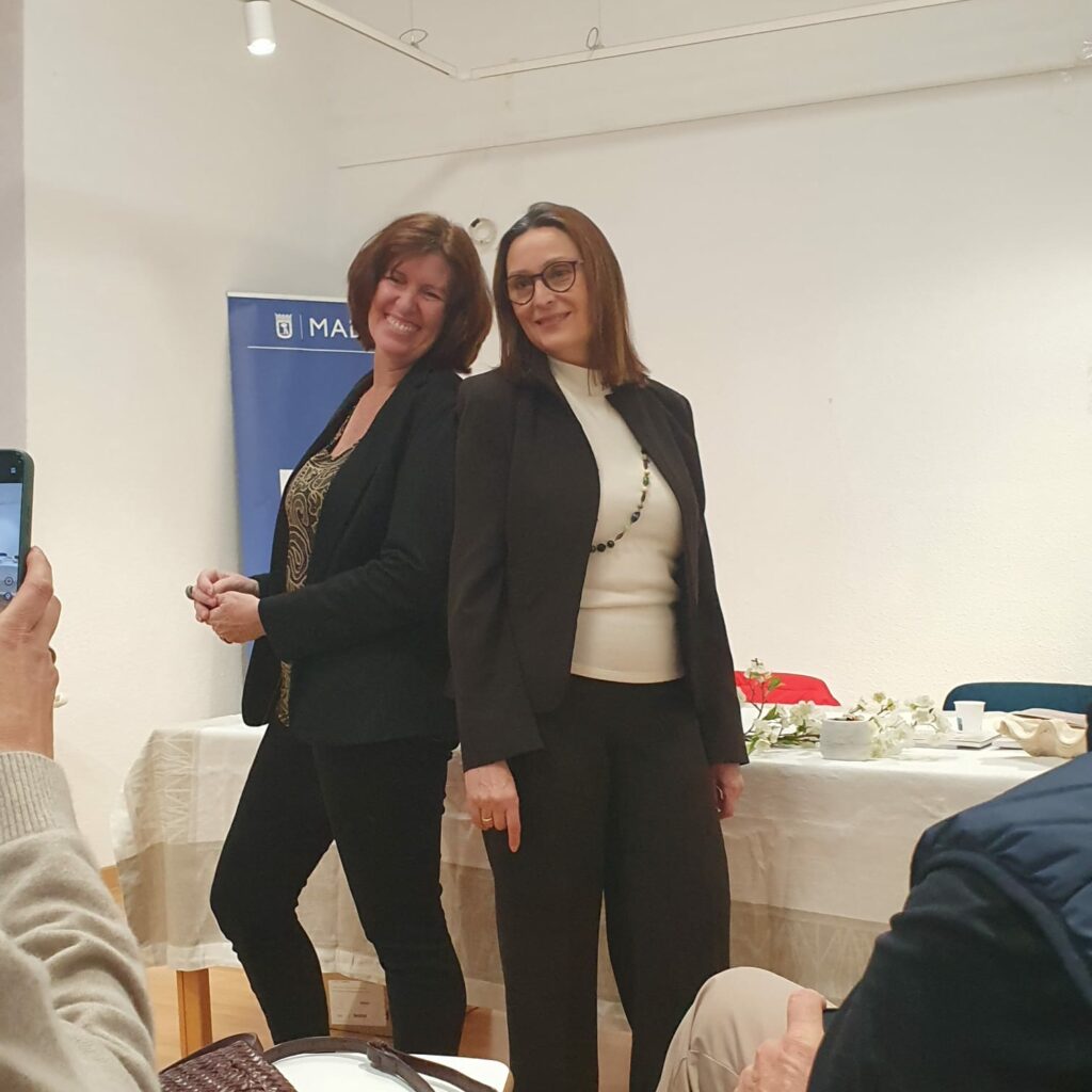 La presentación de Un firmamento lleno de peces en Madrid fue un encuentro íntimo donde Nuria Gázquez y Cecilia Guiter compartieron su poemario escrito a cuatro manos. Leyendo a dos voces y alternando textos, las autoras hablaron de cómo nació este proyecto compartido: de mensajes de voz, borradores que viajaban de una orilla a otra y versos tejidos con humor y ternura. Los poemas, atravesados por el Mediterráneo, las abuelas y la memoria, convirtieron la sala en un espacio donde el mar, el amor cotidiano y las pérdidas que sostienen se hicieron presentes ante un público que asistió a un acto de confianza y complicidad literaria.